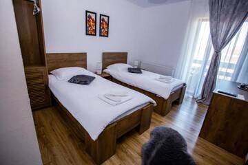 Фото номера Двухместный номер с 2 отдельными кроватями Гостевой дом Mera Hills House г. Mera 2